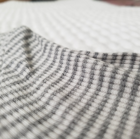 H&M gray white pinstripe scoop neck tee 12 - Picture 2 of 3